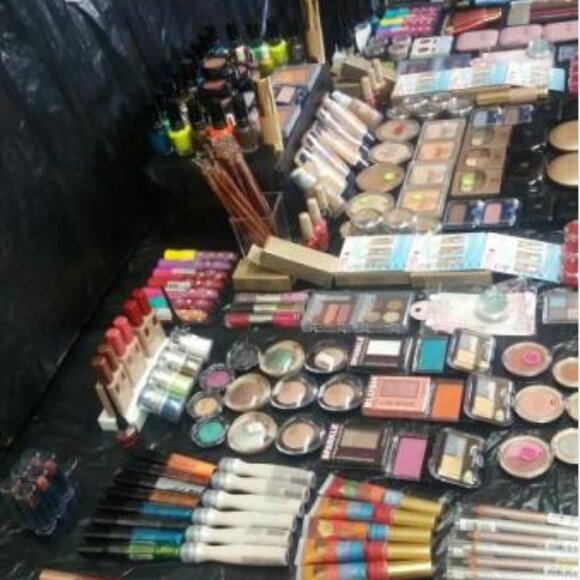 ✨ Mystery Makeup Bundle – 10 Pieces Per Bundle Covergirl, Milani, Hard Candy NWT - Picture 4 of 6